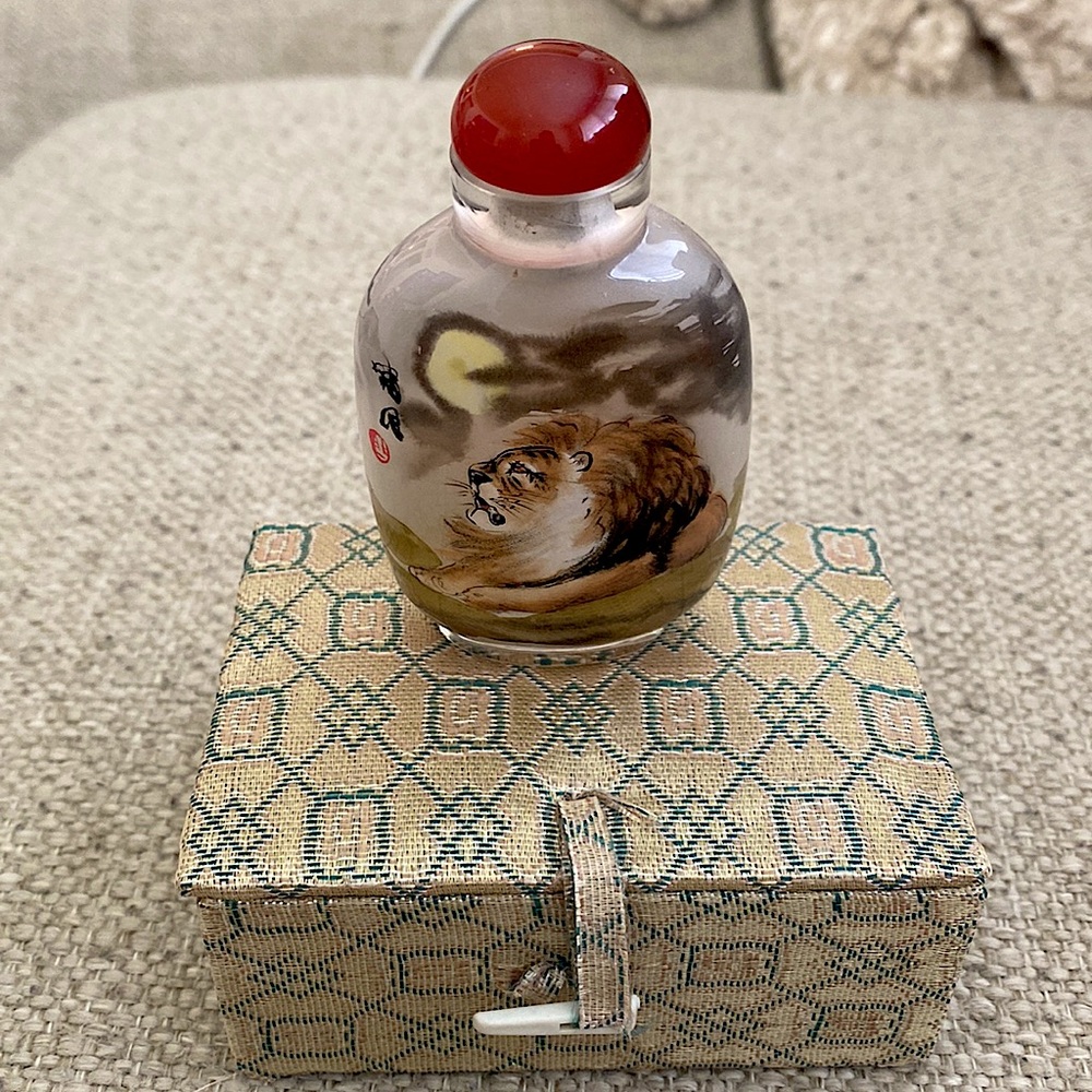 NWOT. Chinese Reverse Painted Snuff Bottle with box.